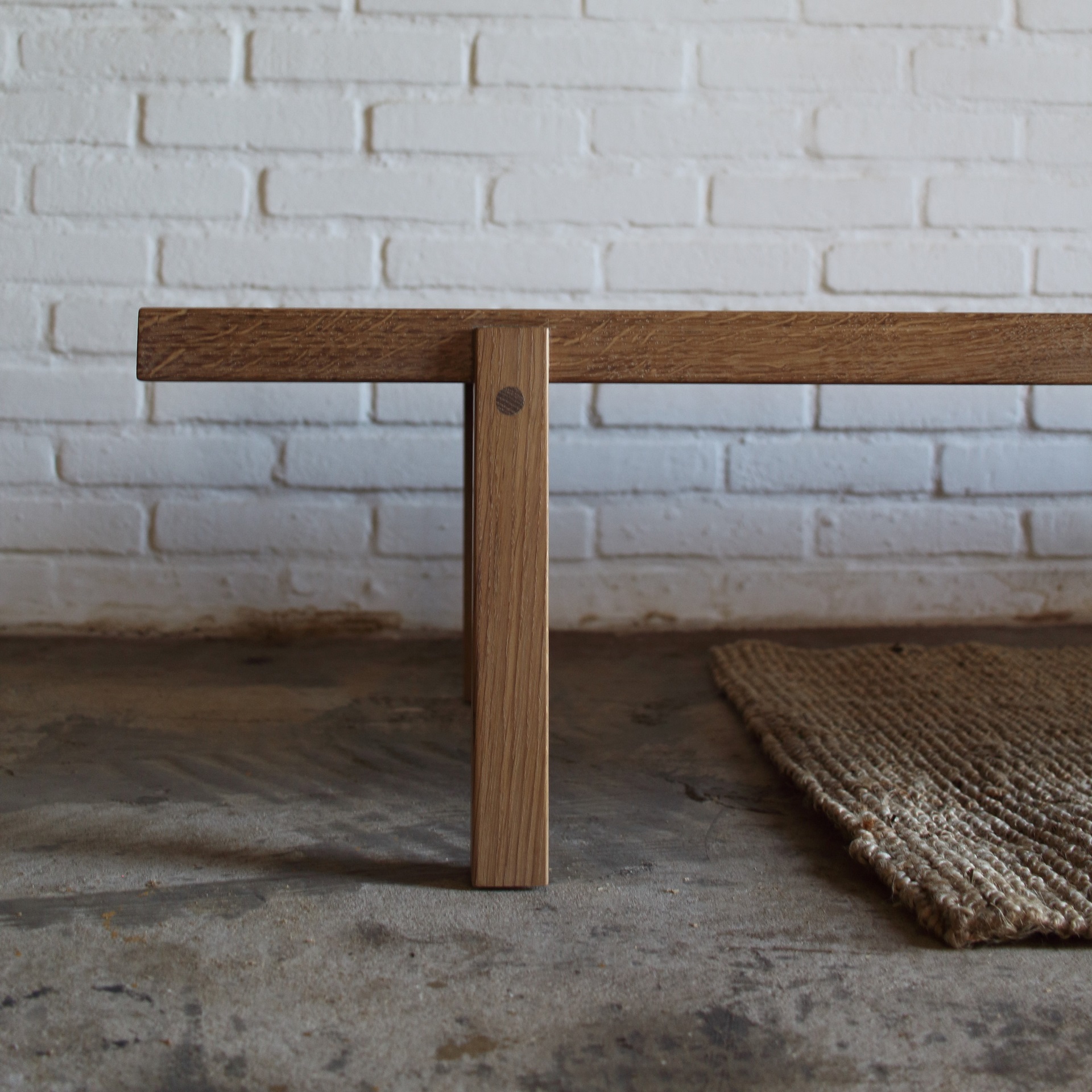 Cette table basse est un meuble solitaire à l'allure quelque peu discrète, avec de petits détails expressifs. Ainsi, à 5º, tout est bien en place.
