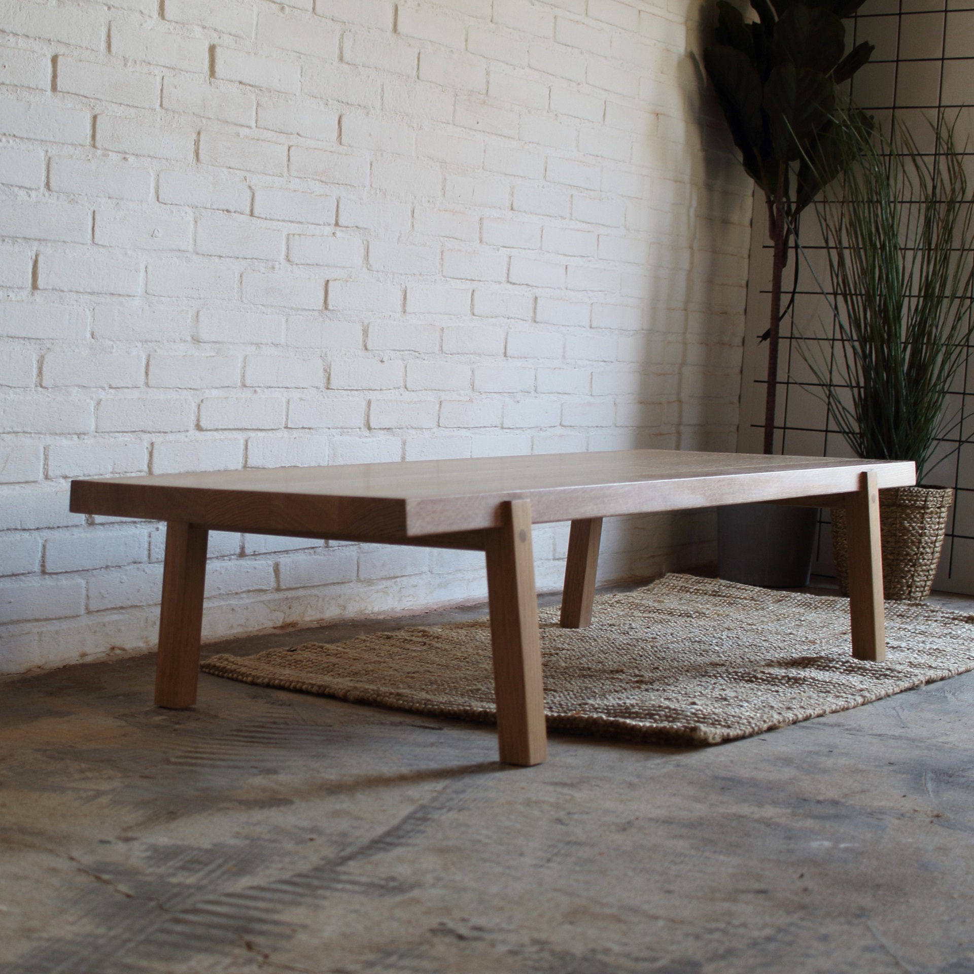 Cette table basse est un meuble solitaire à l'allure quelque peu discrète, avec de petits détails expressifs. Ainsi, à 5º, tout est bien en place.