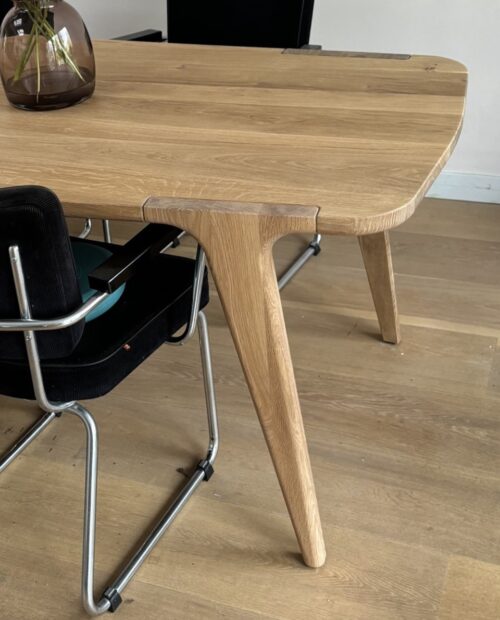 Tafel Akri is een tafel ontworpen samen met de klant om zo de optimale eettafel te creëren die zowel past bij de visie van Studio à la part als bij het huis van de klant.